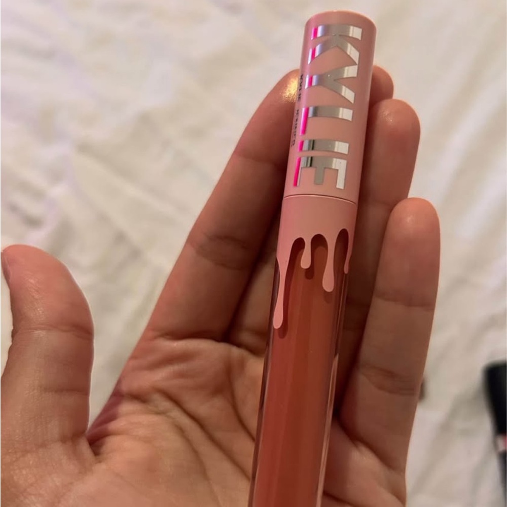 Kylie Jenner matte lipstick tone 808 - Picture 3 of 3